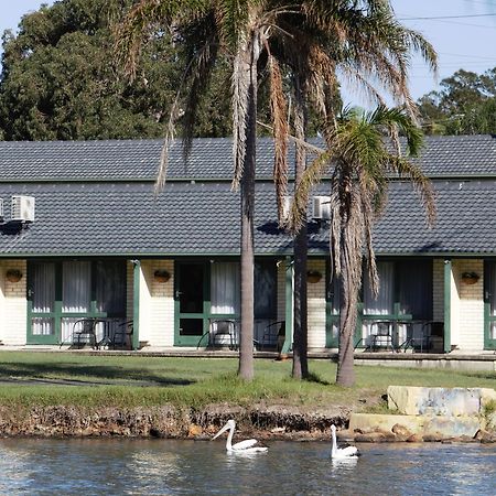 Hibiscus Lakeside Motel Budgewoi Exterior photo