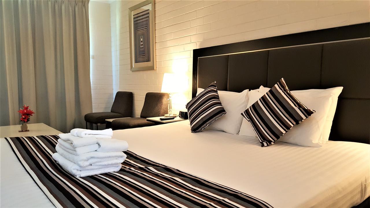 Hibiscus Lakeside Motel Budgewoi Exterior photo