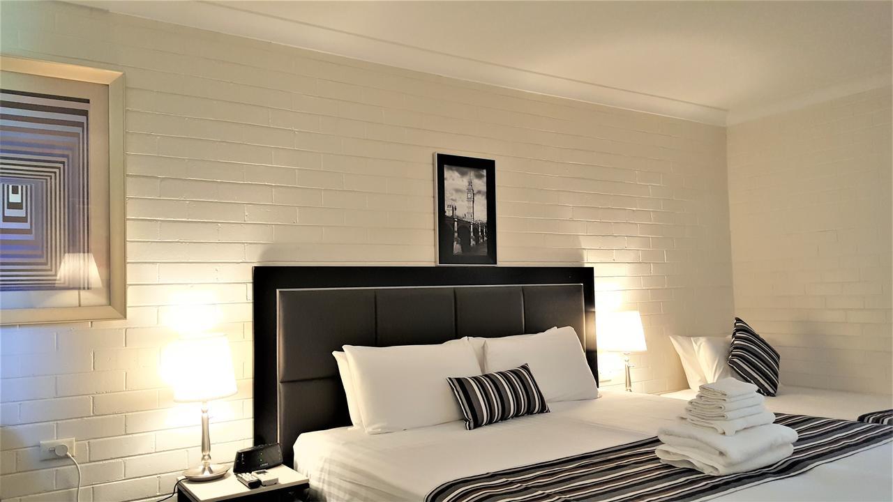 Hibiscus Lakeside Motel Budgewoi Exterior photo
