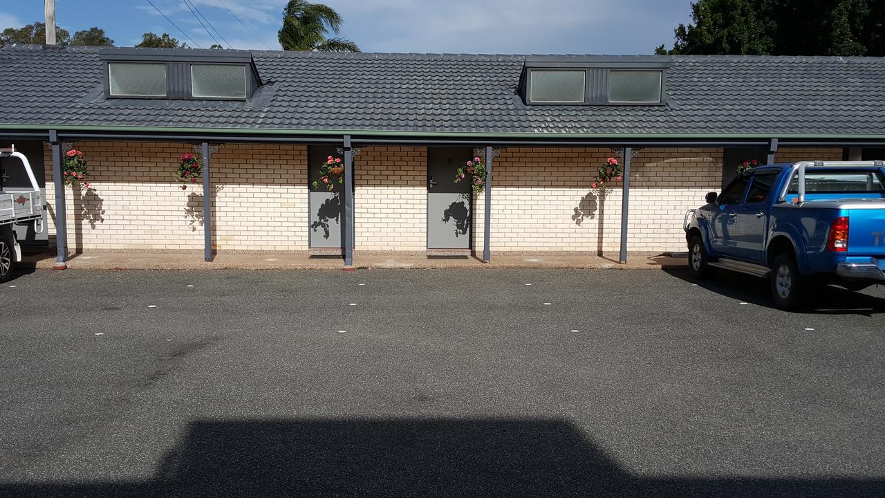 Hibiscus Lakeside Motel Budgewoi Exterior photo