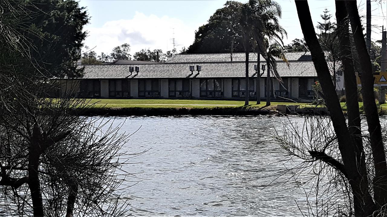 Hibiscus Lakeside Motel Budgewoi Exterior photo
