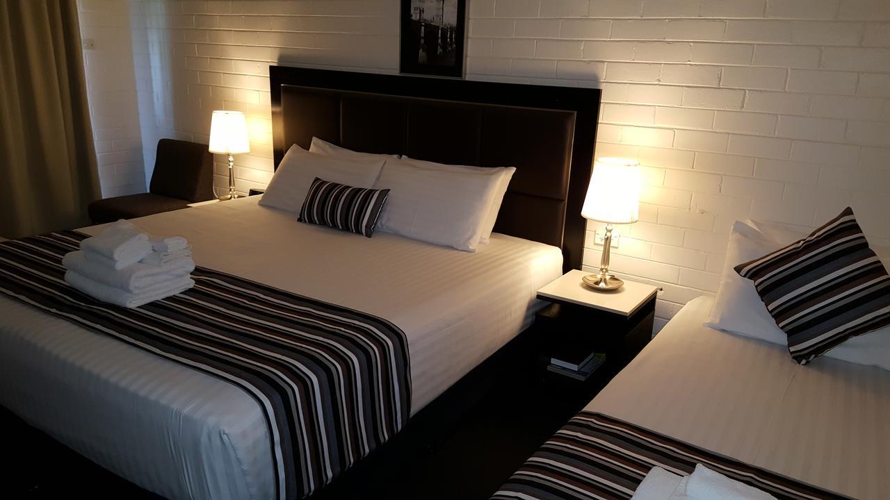 Hibiscus Lakeside Motel Budgewoi Exterior photo
