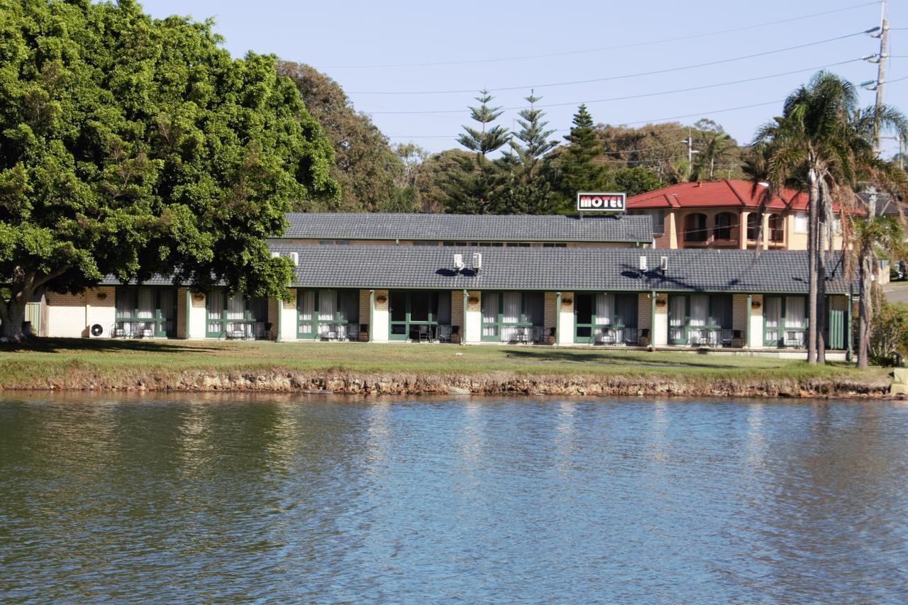 Hibiscus Lakeside Motel Budgewoi Exterior photo