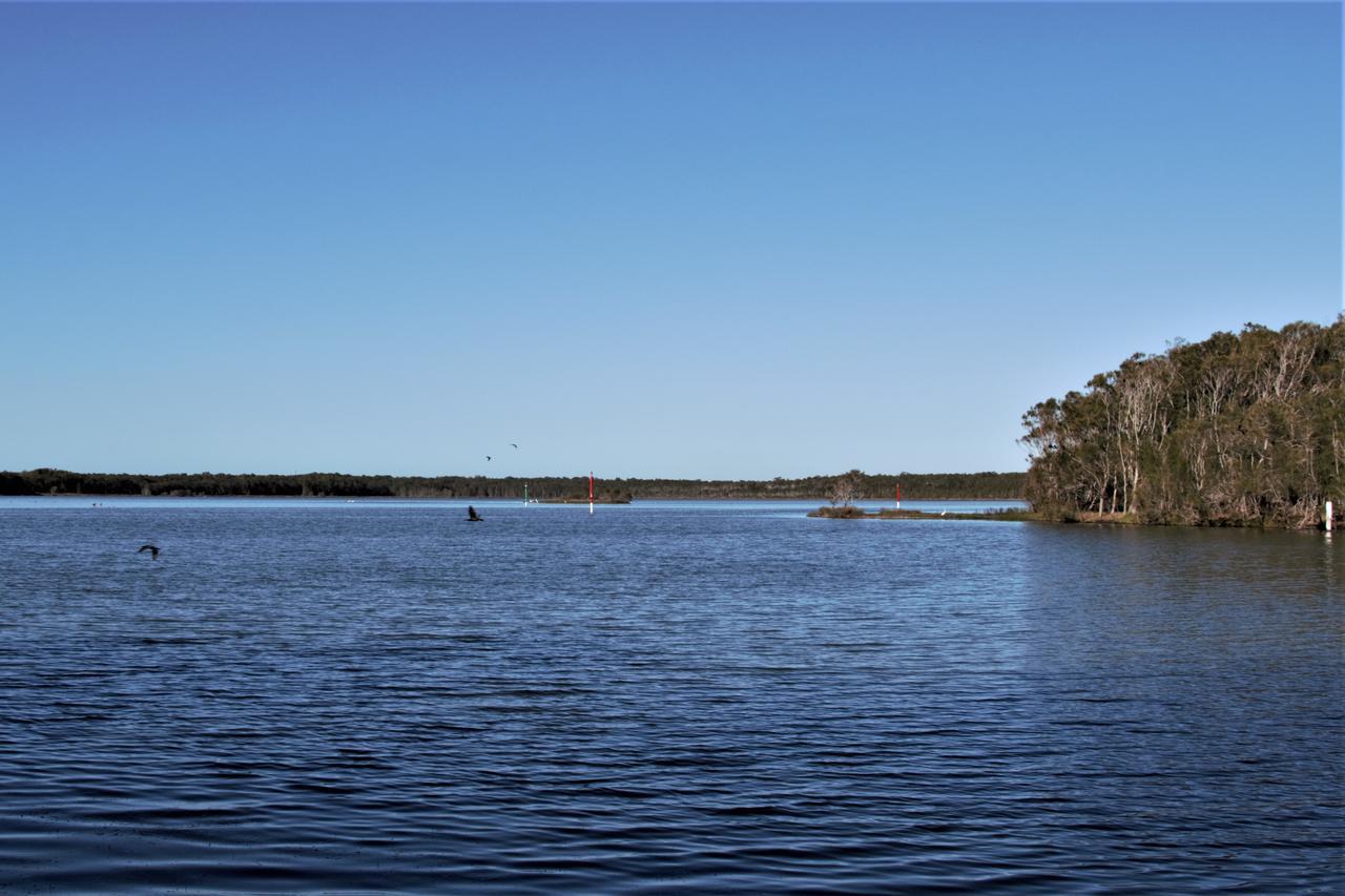 Hibiscus Lakeside Motel Budgewoi Exterior photo