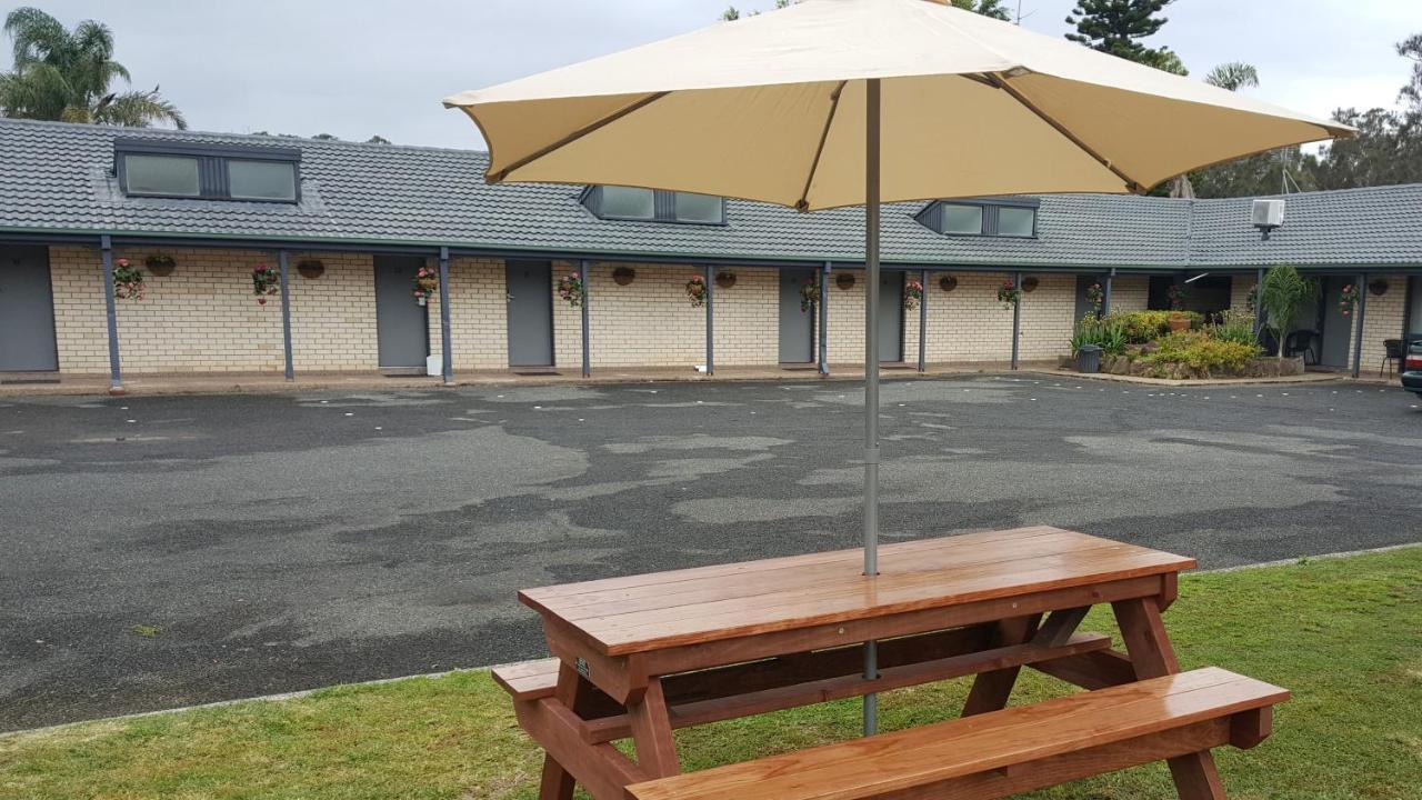 Hibiscus Lakeside Motel Budgewoi Exterior photo