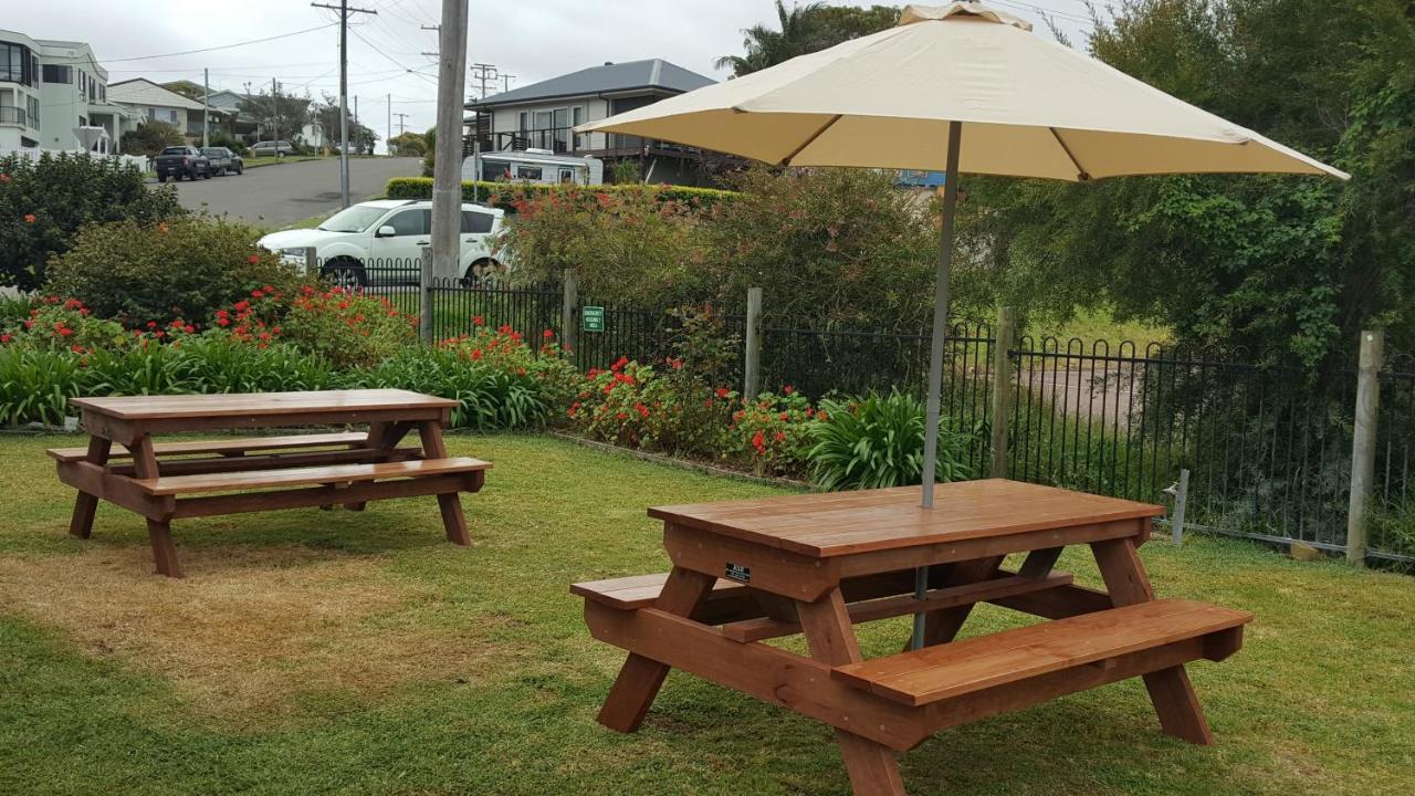 Hibiscus Lakeside Motel Budgewoi Exterior photo