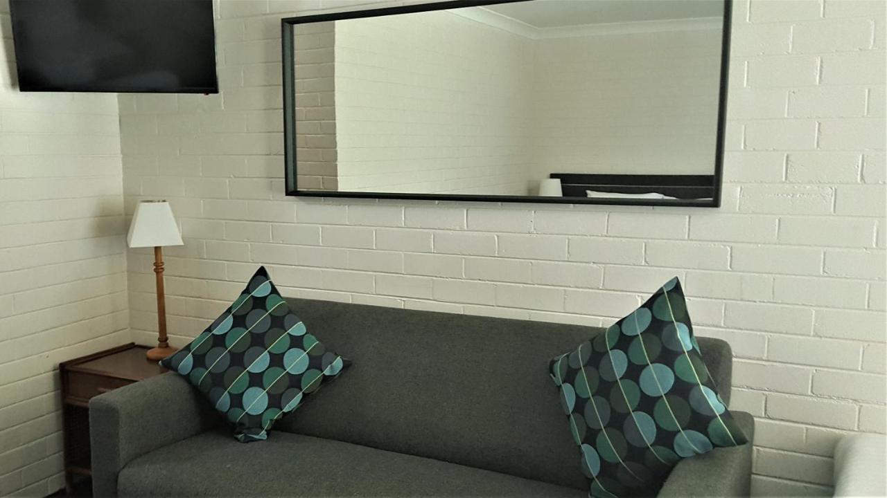 Hibiscus Lakeside Motel Budgewoi Exterior photo