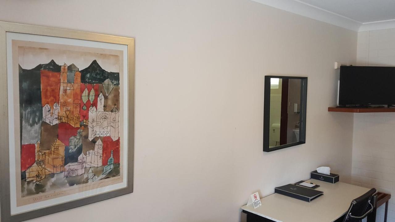 Hibiscus Lakeside Motel Budgewoi Exterior photo